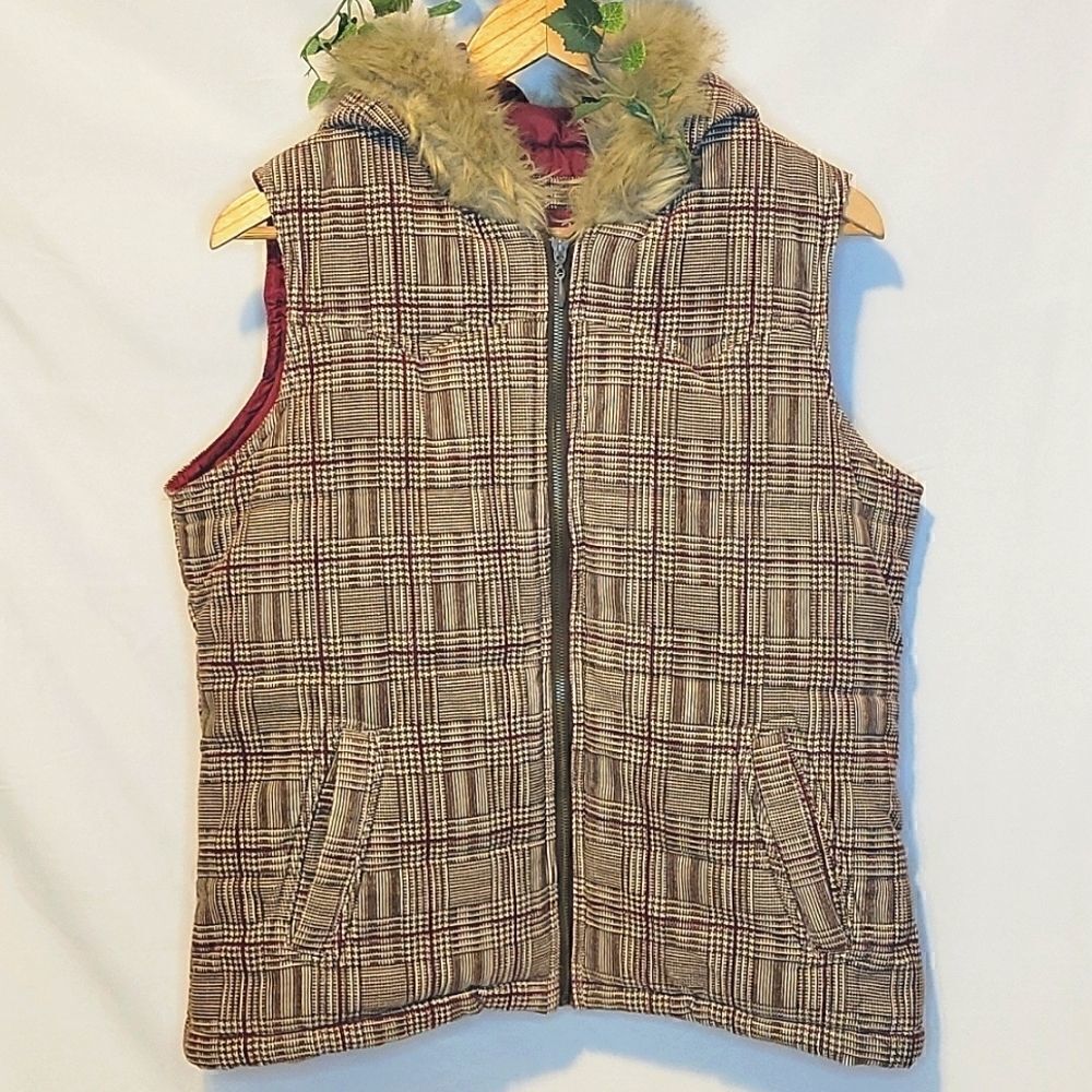 Vanity. Beautiful Vest. Size XL. Faux Fur Hood. Like New!
